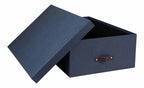 Un coffret bleu foncé Artoz Papier AG Aufbewahrungsbox en Leinenoptik, dont le couvercle assorti est de travers, révèle l'intérieur vide. La grande boîte est dotée d'une poignée en cuir marron, idéale pour une organisation élégante du bureau à domicile.