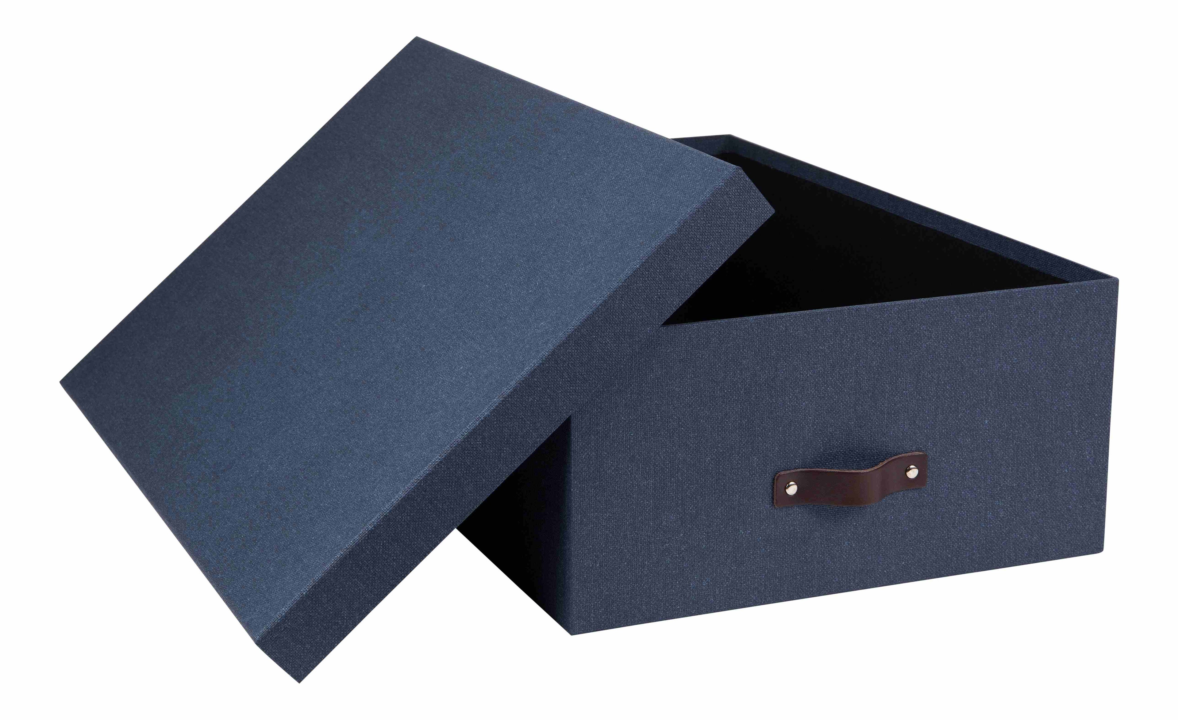 Un coffret bleu foncé Artoz Papier AG Aufbewahrungsbox en Leinenoptik, dont le couvercle assorti est de travers, révèle l'intérieur vide. La grande boîte est dotée d'une poignée en cuir marron, idéale pour une organisation élégante du bureau à domicile.