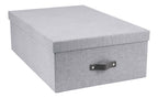 La boîte rectangulaire grise Aufbewahrungsbox d'Artoz Papier AG est dotée d'un couvercle ajusté, d'une poignée noire et d'un élégant aspect lin. Elle est idéale pour une utilisation à la maison ou au bureau et est présentée sur un fond blanc.