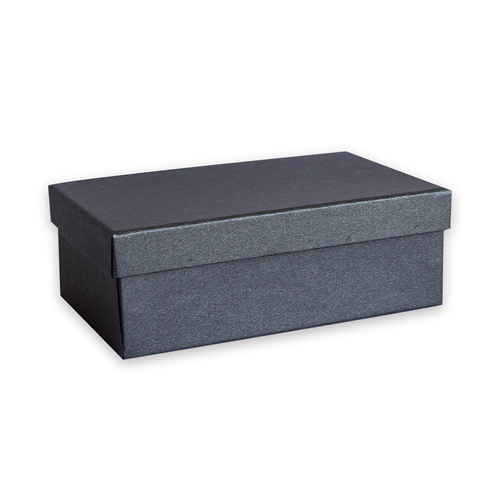 Une boîte-cadeau classique « Pure M » de forme rectangulaire, d'un noir élégant, signée Artoz Papier AG, fabriquée dans un carton solide et dotée d'un couvercle ajusté, se détache sur un fond blanc : l'emballage idéal pour offrir un cadeau en toute sécurité et avec style.
