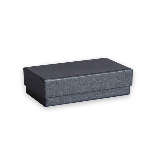 Une boîte-cadeau fermée et rectangulaire « Pure S » de la marque Artoz Papier AG, fabriquée en carton noir de qualité livre et dotée d'un couvercle séparé, sur un fond blanc uni.