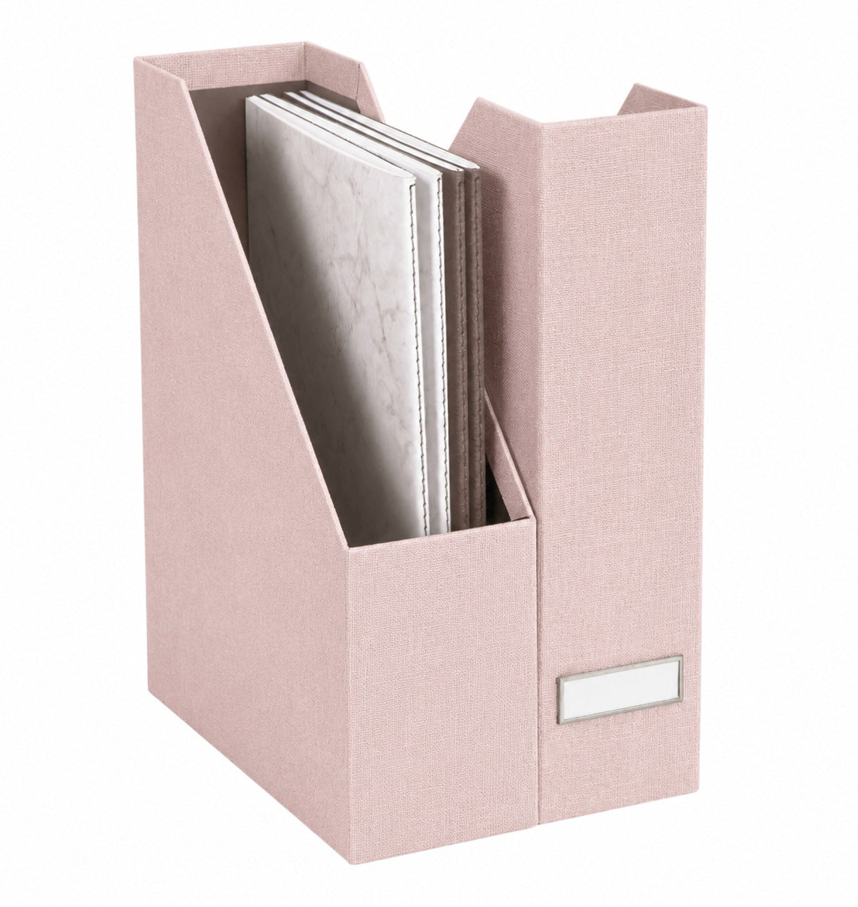 Le porte-revues « 2er » d'Artoz Papier AG, de couleur rose aspect lin, permet de ranger vos carnets à motifs marbrés grâce à une pochette blanche à l'avant : une solution idéale et élégante pour votre bureau à domicile.