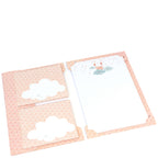 Le kit d'écriture pour enfants « Wolke » d'Artoz Papier AG comprend une pochette rose à pois, deux petits blocs-notes en forme de nuage ainsi qu'un grand bloc-notes orné de motifs de châteaux et de nuages – idéal pour l'écriture créative et les lettres d'enfants.
