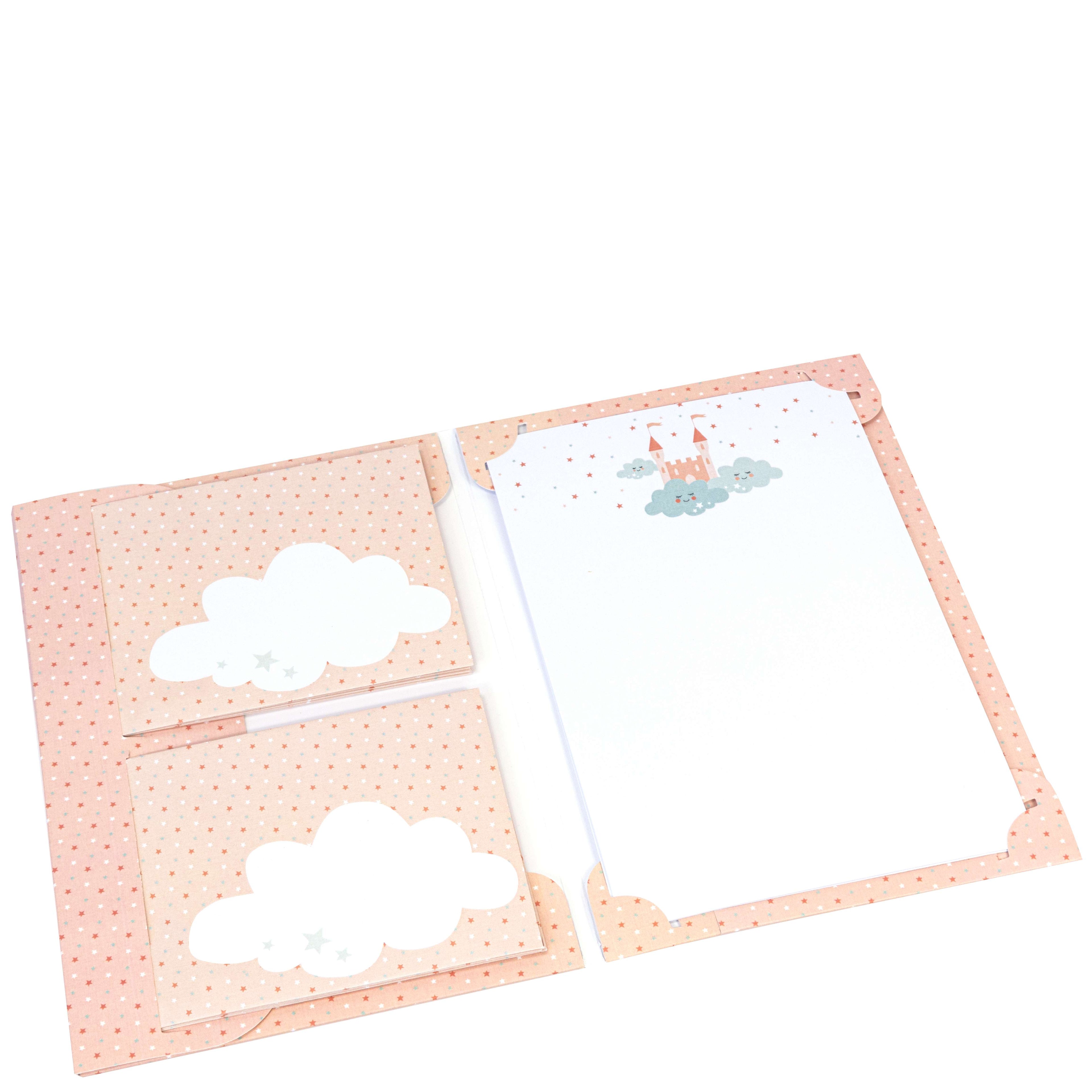 Le kit d'écriture pour enfants « Wolke » d'Artoz Papier AG comprend une pochette rose à pois, deux petits blocs-notes en forme de nuage ainsi qu'un grand bloc-notes orné de motifs de châteaux et de nuages – idéal pour l'écriture créative et les lettres d'enfants.