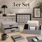 Ein moderner Schreibtisch mit dem „3er-Set Büro-Organisation“ von Artoz Papier AG in Grau, bestehend aus Stoff-Organizern für Dokumente, einer Lampe, einer Pflanze und einem gerahmten Motivzitat. Der Text lautet „3er-Set Büro-Organisation“. Dieser stilvolle Schreibtisch-Organizer von Artoz Papier AG bietet eine elegante Aufbewahrungslösung – Schubladen, Aktenordner und Büromaterial sind übersichtlich angeordnet und sorgen für eine optimale Büro-Organisation.
