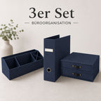 Dreiteiliges Büro-Organisationsset von Artoz Papier AG in Dunkelblau (3er-Set Büro-Organisation blau), bestehend aus einem Schreibtisch-Organizer, einer Aufbewahrungsbox mit Schubladen und einem Aktenordner – ideal für die Organisation im Homeoffice oder im Büro. Im Hintergrund sorgt eine Vase mit grünem Laub für eine elegante Note. Der Text lautet: „3er Set Büroorganisation“.