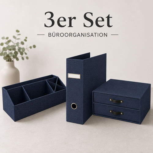 Dreiteiliges Büro-Organisationsset von Artoz Papier AG in Dunkelblau (3er-Set Büro-Organisation blau), bestehend aus einem Schreibtisch-Organizer, einer Aufbewahrungsbox mit Schubladen und einem Aktenordner – ideal für die Organisation im Homeoffice oder im Büro. Im Hintergrund sorgt eine Vase mit grünem Laub für eine elegante Note. Der Text lautet: „3er Set Büroorganisation“.