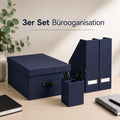 Lot de 3 articles de rangement de bureau avec boîte de rangement d'Artoz Papier AG, couleur bleu marine : pour un rangement optimal au bureau, ce lot comprend une boîte de rangement pratique, deux porte-revues élégants ainsi qu'un porte-crayons contenant des ciseaux et des stylos. Le tout est disposé de manière décorative sur un bureau, avec des carnets et une plante. Texte en haut : Lot de 3 articles d'organisation de bureau avec boîte de rangement – Artoz Papier AG.