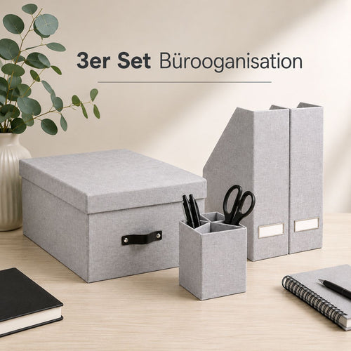 Sur un bureau en bois, à côté de plantes et de cahiers, se trouve le lot de 3 éléments d'organisation de bureau Artoz Papier AG, comprenant une boîte de rangement, un pot à crayons et deux porte-revues, le tout en gris : un ensemble élégant destiné à l'organisation du bureau, composé d'une boîte de rangement, d'un pot à crayons et de deux porte-revues. Au-dessus de l'ensemble figure la mention « 3er Set Büroorganisation ».