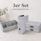 Dreiteiliges Büro-Organisationsset von Artoz Papier AG in Grau: das „3er-Set Büro-Organisation, grau“, bestehend aus einem modularen Schreibtisch-Organizer, einem Ringordner und zwei übereinander gestapelten Schubladen. Dargestellt auf einer neutralen Fläche mit unscharfem Grün im Hintergrund. Der Text lautet „3er Set BÜRO-ORGANISATION“. Perfekt für moderne Büroorganisation und modulare Aufbewahrungslösungen.