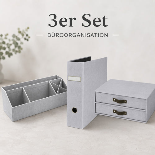 Dreiteiliges Büro-Organisationsset von Artoz Papier AG in Grau: das „3er-Set Büro-Organisation, grau“, bestehend aus einem modularen Schreibtisch-Organizer, einem Ringordner und zwei übereinander gestapelten Schubladen. Dargestellt auf einer neutralen Fläche mit unscharfem Grün im Hintergrund. Der Text lautet „3er Set BÜRO-ORGANISATION“. Perfekt für moderne Büroorganisation und modulare Aufbewahrungslösungen.