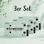 Drei pastellgrüne „3er-Set Ton-Box Herzbotschaft“-Kartensets von Artoz Papier AG sind in einer Reihe auf einem hellgrünen Hintergrund angeordnet, darüber sind die Aufschrift „3er-Set“ und eine Herzgrafik zu sehen. Die Verpackung ist mit schwarzem Text und kleinen Symbolen versehen, was dieses Set zu einem idealen Sprachaufnahme-Geschenk macht, das sich für eine besonders persönliche Note mit einem Soundmodul mit Lichtsensor kombinieren lässt.