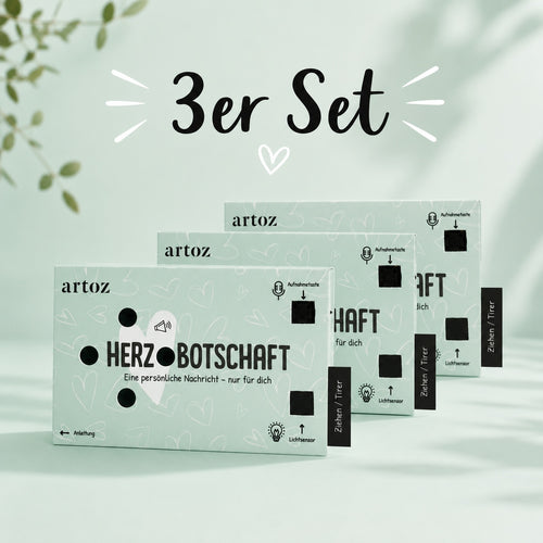 Drei pastellgrüne „3er-Set Ton-Box Herzbotschaft“-Kartensets von Artoz Papier AG sind in einer Reihe auf einem hellgrünen Hintergrund angeordnet, darüber sind die Aufschrift „3er-Set“ und eine Herzgrafik zu sehen. Die Verpackung ist mit schwarzem Text und kleinen Symbolen versehen, was dieses Set zu einem idealen Sprachaufnahme-Geschenk macht, das sich für eine besonders persönliche Note mit einem Soundmodul mit Lichtsensor kombinieren lässt.