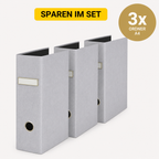 Drei graue Artoz Papier AG 3er Set Ordner A4 stehen nebeneinander. Oben steht auf einem gelben Banner "SPAREN IM SET", während auf der rechten Seite ein goldener Kreis "3x ORNDER A4-ideal für Ihre Home-Office-Ausstattung" anzeigt.