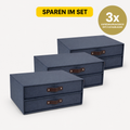 Für Bürobedarf werden drei dunkelblaue Artoz Papier AG Schubladenboxen (3er Set) mit zwei Schubladen und braunen Griffen in Leinenoptik gezeigt. Auf einem gelben Etikett steht "SPAREN IM SET"; auf einem goldenen Kreis steht "3x AUFBEWAHRUNGSBOX MIT 2 SCHUBLADEN".