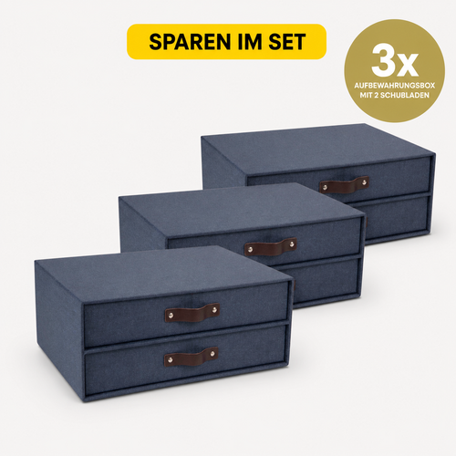 Für Bürobedarf werden drei dunkelblaue Artoz Papier AG Schubladenboxen (3er Set) mit zwei Schubladen und braunen Griffen in Leinenoptik gezeigt. Auf einem gelben Etikett steht "SPAREN IM SET"; auf einem goldenen Kreis steht "3x AUFBEWAHRUNGSBOX MIT 2 SCHUBLADEN".