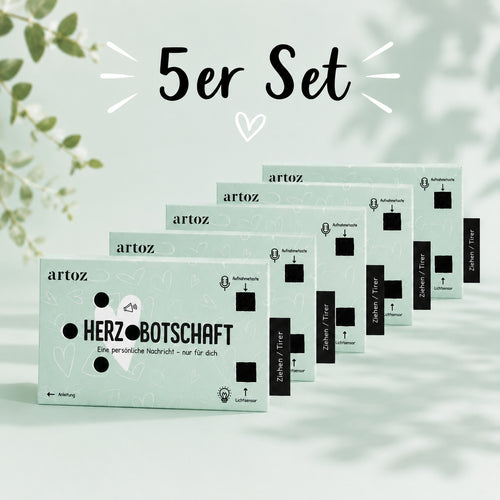Fünf pastellgrüne „5er-Set Ton-Box Herzbotschaft“-Bausätze von Artoz Papier AG sind in einer Reihe ausgestellt, ihre Schatten und zarten Blattmuster im Hintergrund – eine ideale Ergänzung zur Artoz Tonbox oder eine kreative Erweiterung mit einem Soundmodul mit Lichtsensor, um ein wahrhaft einzigartiges Sprachaufnahme-Geschenk zu schaffen.
