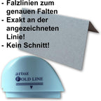 Ein blassblaues "Lineal Schneideset 7-teilig" der Artoz Papier AG wird auf einer Schneidematte mit Graukarte gezeigt. Ein deutscher Text hebt seine Vorteile für die Herstellung präziser Falzlinien ohne Schneiden hervor.