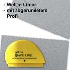 Ein gelbes Werkzeug der Artoz Papier AG Lineal Schneideset 7-teilig ruht auf einer grauen Schneidematte und zeigt Wellen- und Wellenlinien mit deutschen Bezeichnungen der Linienstile und abgerundeten Profilen.