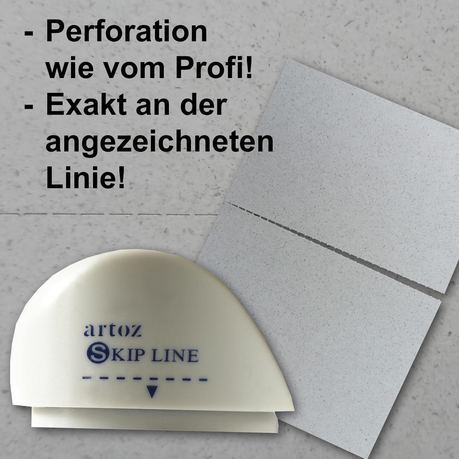 Das Artoz Papier AG Lineal Schneideset 7-teilig wird mit einem Blatt gezeigt, das eine präzise Perforationslinie auf einer Schneidematte zeigt. Der deutsche Text unterstreicht die professionelle Qualität und die Genauigkeit bei der Erstellung von sauberen Perforationen.