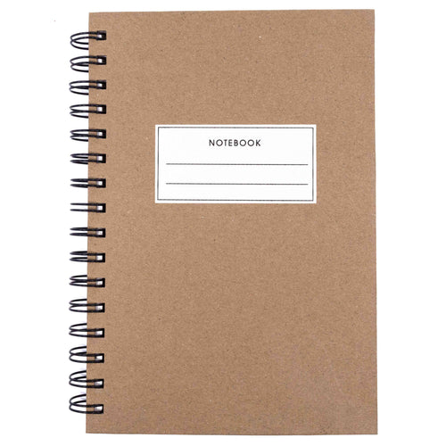 Notizbuch A5 à couverture rigide et à spirale de couleur marron, avec des pages lignées, fabriqué par Artoz Papier AG. L'étiquette blanche de la couverture affiche "NOTEBOOK" et comprend deux lignes vierges pour des notes personnelles.