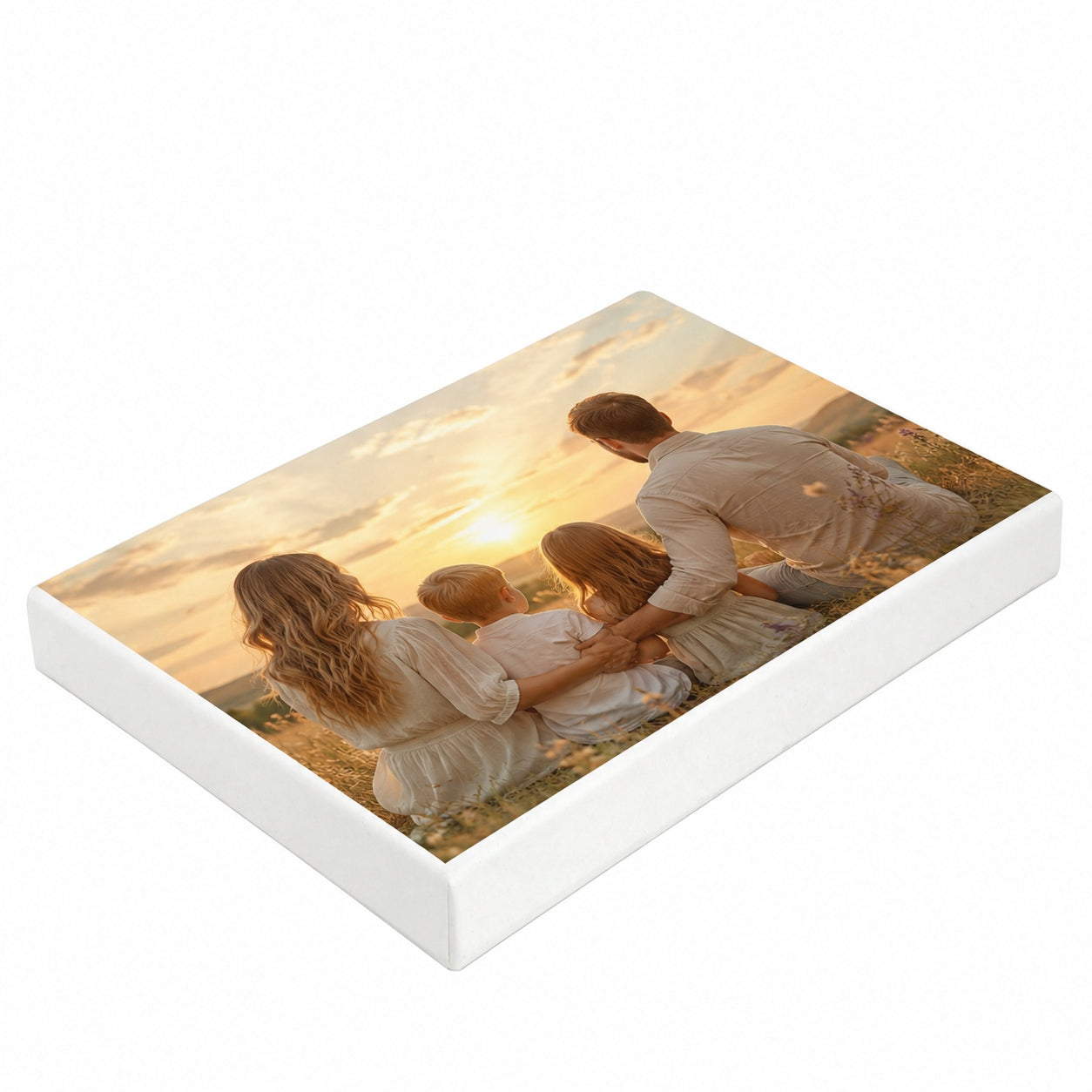 Eine personalisierte Geschenkbox im A5-Format von Artoz Papier AG ist in Weiß gehalten und lässt sich mit Ihrem eigenen Bild und/oder Text gestalten. Sie zeigt zum Beispiel eine vierköpfige Familie, die gemeinsam bei Sonnenuntergang auf einem Feld sitzt und die Aussicht genießt. Diese individuelle Geschenkverpackung hält besondere Momente fest und macht jedes Geschenk zu etwas Einzigartigem.