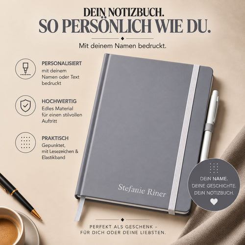 Carnet A5 gris avec nom/texte, doté d'un élastique blanc, d'un stylo à bille assorti et d'une impression personnalisée du nom, le tout entouré d'un texte promotionnel et d'icônes mettant en avant les options de personnalisation.