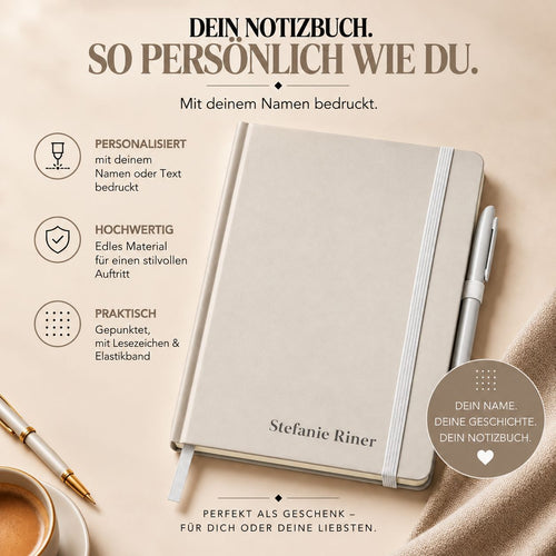 Un carnet A5 beige personnalisé avec le nom Stefanie Riner sur la couverture, muni d'une fermeture élastique et accompagné d'un stylo à bille assorti.