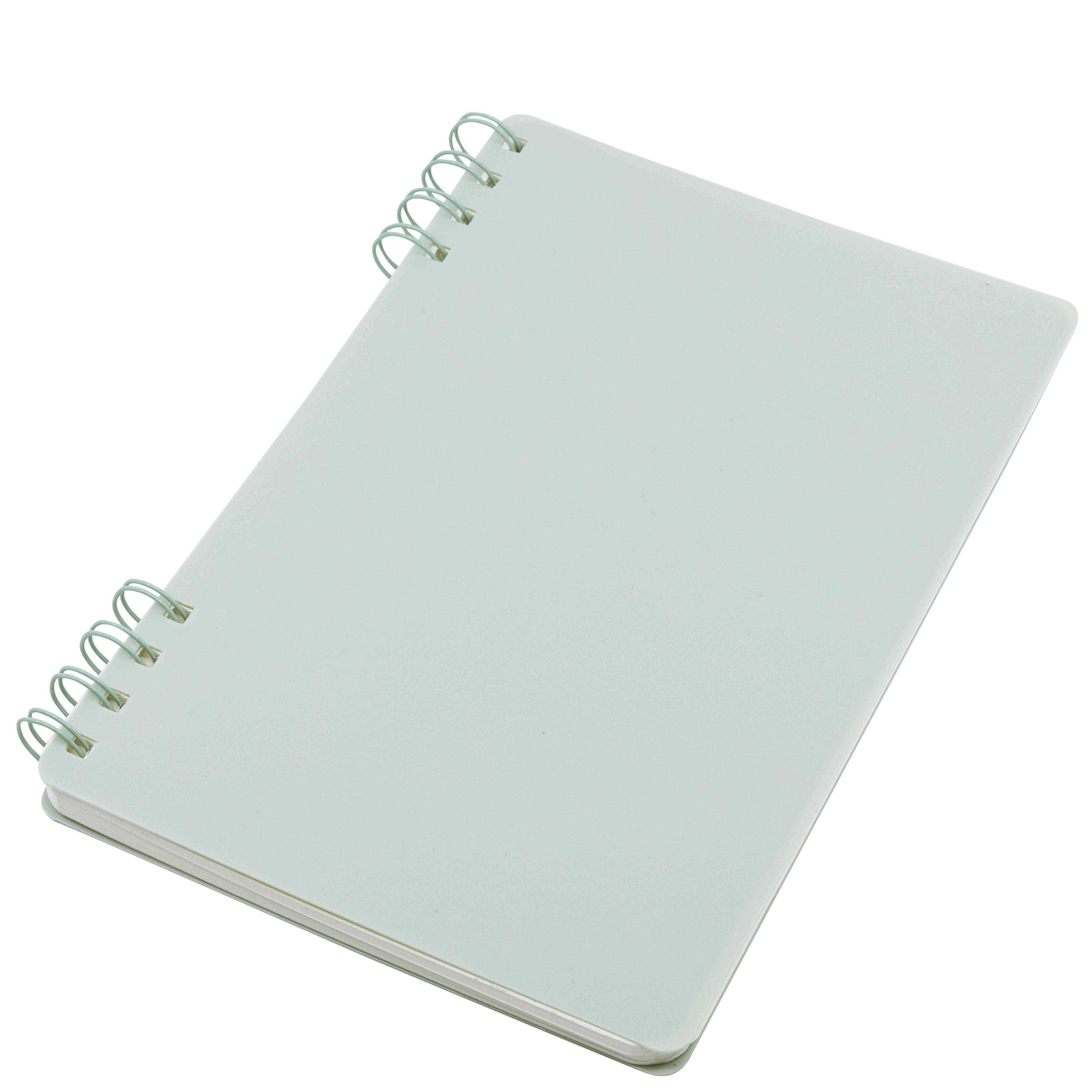 Ein Artoz Papier AG Ring Notizbuch A5 mit weißem Hardcover ist geschlossen und leicht angewinkelt auf weißem Hintergrund abgebildet.