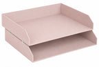 Le « Artoz Papier AG Ablagefach doppelt » est un range-documents rectangulaire rose pâle à deux niveaux, ouvert à l'avant et sur les côtés, idéal pour ranger vos papiers et apporter une touche de style à votre bureau à domicile.