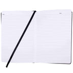 Un Notizbuch schwarz A5 vide d'Artoz Papier AG avec couverture rigide s'ouvre en diagonale sur des pages lignées, avec un signet en ruban noir et des champs de date en haut, sur un fond blanc.