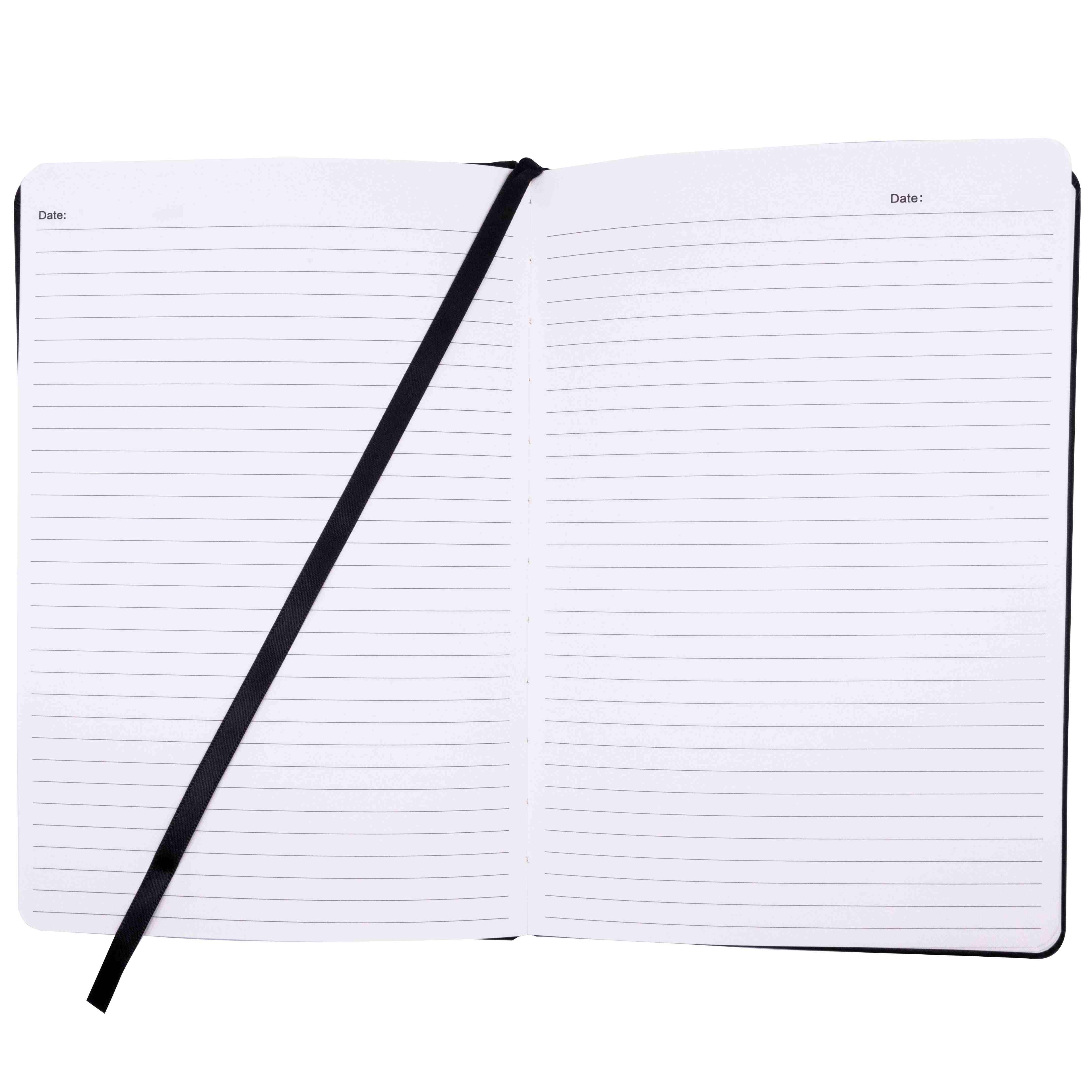 Un Notizbuch schwarz A5 vide d'Artoz Papier AG avec couverture rigide s'ouvre en diagonale sur des pages lignées, avec un signet en ruban noir et des champs de date en haut, sur un fond blanc.