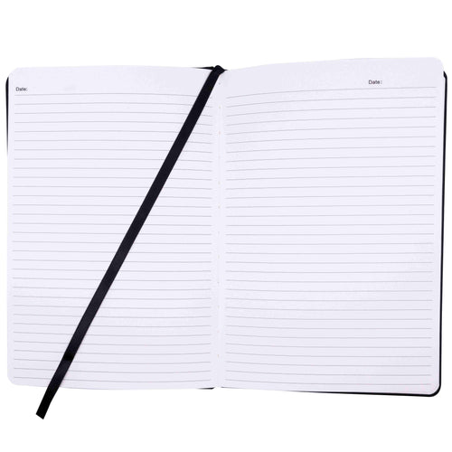 Un Notizbuch schwarz A5 vide d'Artoz Papier AG avec couverture rigide s'ouvre en diagonale sur des pages lignées, avec un signet en ruban noir et des champs de date en haut, sur un fond blanc.