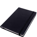 L'Artoz Papier AG A5 Notizbuch schwarz est un carnet noir fermé à couverture rigide avec un élastique, "NOTEBOOK" embossé sur la couverture, et des pages lignées à l'intérieur.