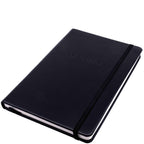 L'Artoz Papier AG A5 Notizbuch schwarz est un carnet noir fermé à couverture rigide avec un élastique, "NOTEBOOK" embossé sur la couverture, et des pages lignées à l'intérieur.