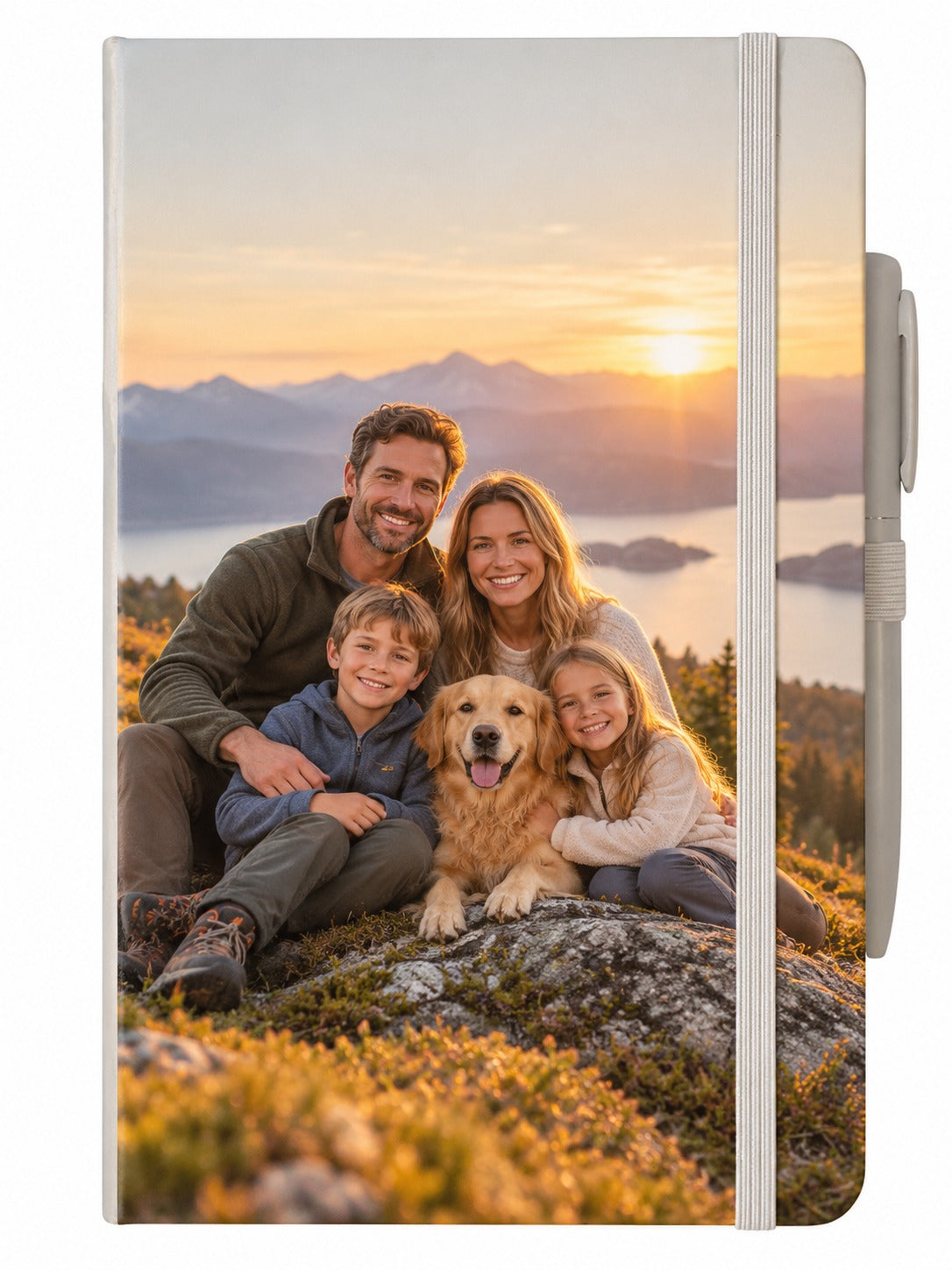 Carnet A5 Artoz Papier AG avec stylo, beige, personnalisable avec une photo représentant une famille et leur golden retriever assis sur un promontoire rocheux au coucher du soleil, avec des montagnes et un lac en arrière-plan.
