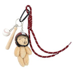 Découvrez le porte-clés Teddy – Ours en peluche et balle de baseball d'Artoz Papier AG : cet adorable porte-clés met en scène un ours en peluche coiffé d'un casque, accompagné d'une mini-balle de baseball et d'une batte en pendentif. L'ensemble comprend un cordon bordeaux rehaussé de touches blanches, fixé à un mousqueton noir pour plus de praticité et d'élégance.