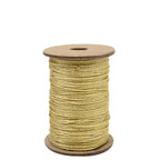 Eine Spule von Artoz Papier AG Geschenkband Gold lurex, ein geflochtenes goldfarbenes Metallgarn, das auf eine zylindrische Spule aufgewickelt ist, steht aufrecht vor einem weißen Hintergrund.