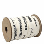 Das Geschenkband Frohe Weihnachten von Artoz Papier AG ist ein 15mm cremefarbenes Baumwollband mit der Aufschrift "frohe WEIHNACHTEN" in schwarz. Die 5m-Spule hat braune Kartonenden und ist aus weicher, hochwertiger Baumwolle gefertigt.
