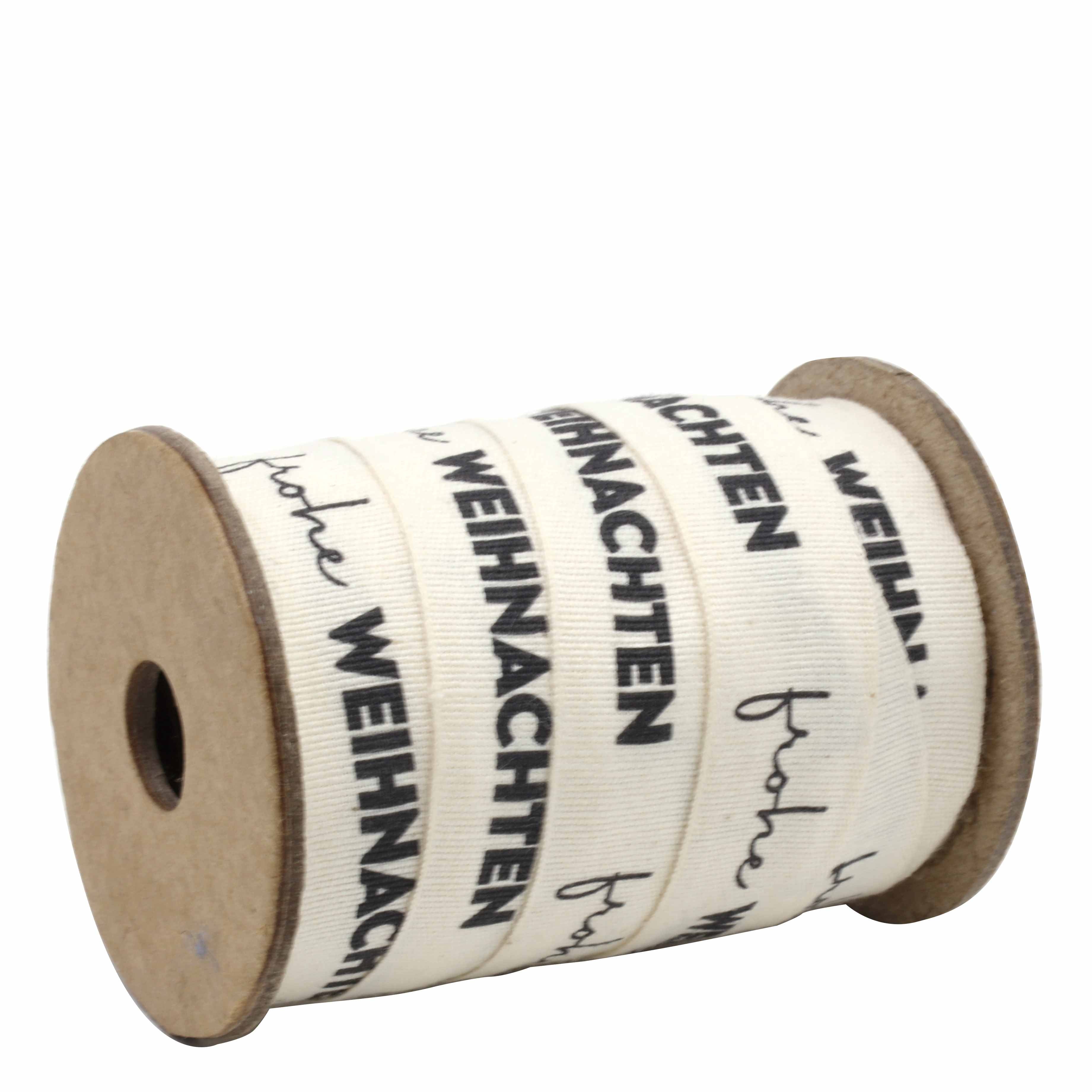 Das Geschenkband Frohe Weihnachten von Artoz Papier AG ist ein 15mm cremefarbenes Baumwollband mit der Aufschrift "frohe WEIHNACHTEN" in schwarz. Die 5m-Spule hat braune Kartonenden und ist aus weicher, hochwertiger Baumwolle gefertigt.