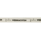 Das Geschenkband Frohe Weihnachten der Artoz Papier AG: 5 m weißes Baumwollband mit dem Schriftzug "frohe WEIHNACHTEN" in schwarzer Schreibschrift und fetten Großbuchstaben, die sich über die gesamte Länge wiederholen.