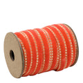 Geschenkband Rot von Artoz Papier AG ist ein rotes Band mit goldenen Akzenten, hergestellt aus 70% Nylon-Polyester, aufgewickelt auf einer Kartonspule und ausgestellt auf weissem Hintergrund.