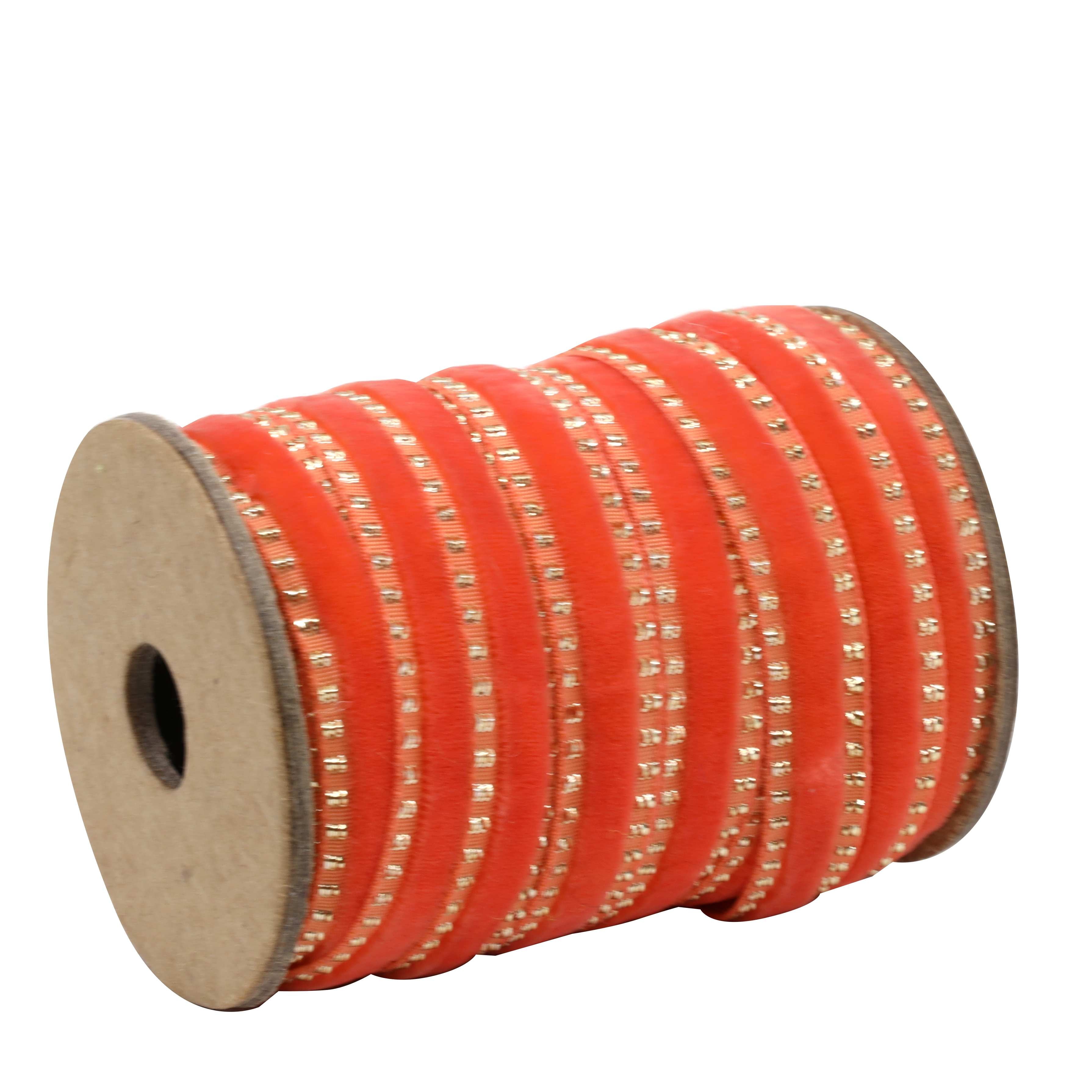 Geschenkband Rot von Artoz Papier AG ist ein rotes Band mit goldenen Akzenten, hergestellt aus 70% Nylon-Polyester, aufgewickelt auf einer Kartonspule und ausgestellt auf weissem Hintergrund.