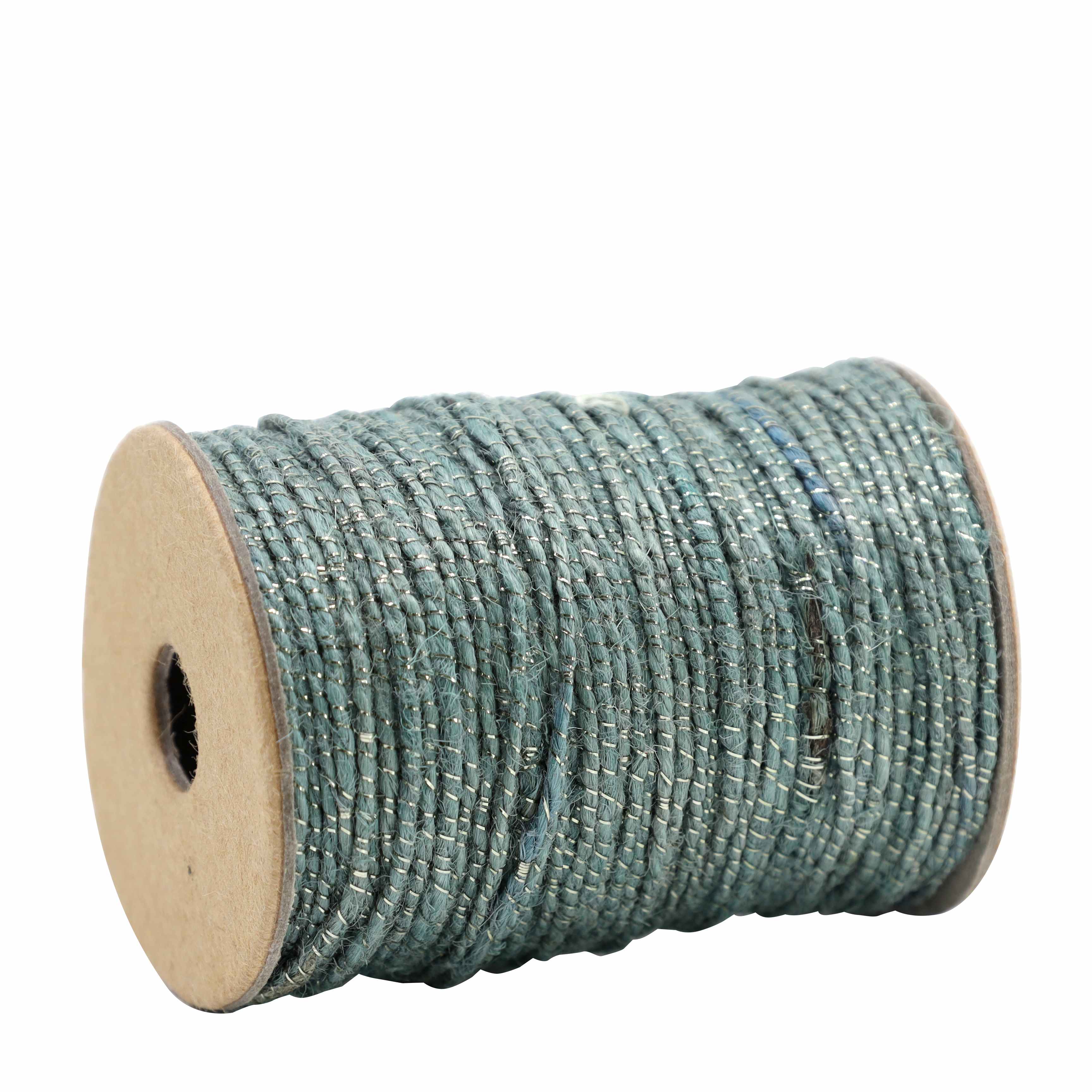 Eine 20-Meter-Spule Geschenkband Grün von Artoz Papier AG, sauber auf eine Kartonspule gewickelt, mit grünem Band mit dezentem Glanz für elegante Präsentationen.