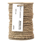 Une bobine de Geschenkband Kraft d'Artoz Papier AG, avec une étiquette blanche comportant un code-barres et la mention "100% Jute". La ficelle de jute naturelle de 20 mètres est enroulée serrée pour une durabilité et une utilisation polyvalente.