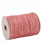 Une bobine de Artoz Papier AG Geschenkband Rot, d'une longueur de 20 mètres et d'un éclat métallique subtil, fabriquée à partir d'un mélange de jute et de polyester et enroulée proprement autour d'une bobine en carton, est présentée sur un fond blanc.