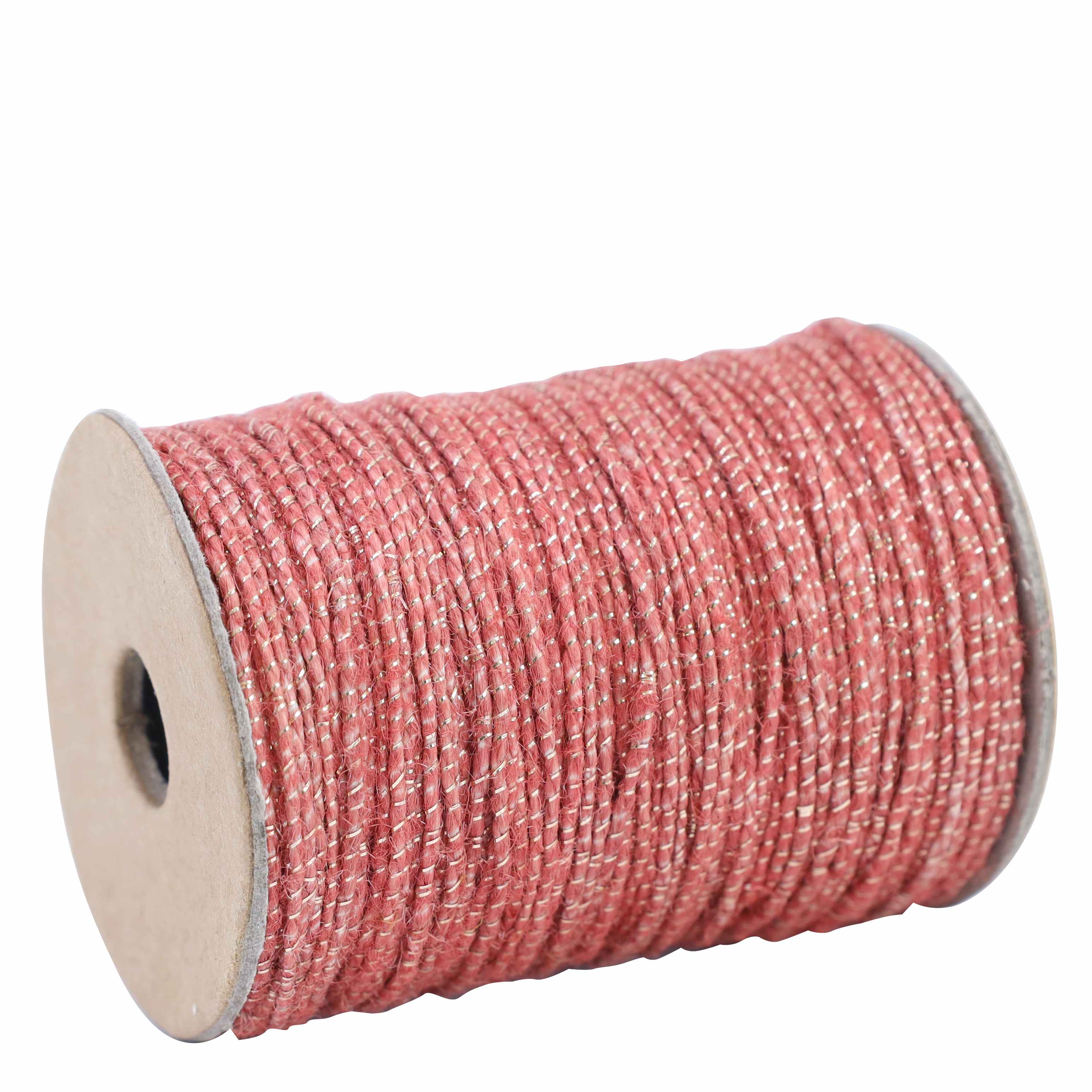 Une bobine de Artoz Papier AG Geschenkband Rot, d'une longueur de 20 mètres et d'un éclat métallique subtil, fabriquée à partir d'un mélange de jute et de polyester et enroulée proprement autour d'une bobine en carton, est présentée sur un fond blanc.