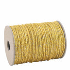 Eine 20-Meter-Spule Geschenkband Gelb der Artoz Papier AG mit goldglänzender Jute-Polyester-Geflechtkordel, die sauber auf eine Pappspule mit hohlem Kern gewickelt ist, wird vor einem weißen Hintergrund gezeigt.