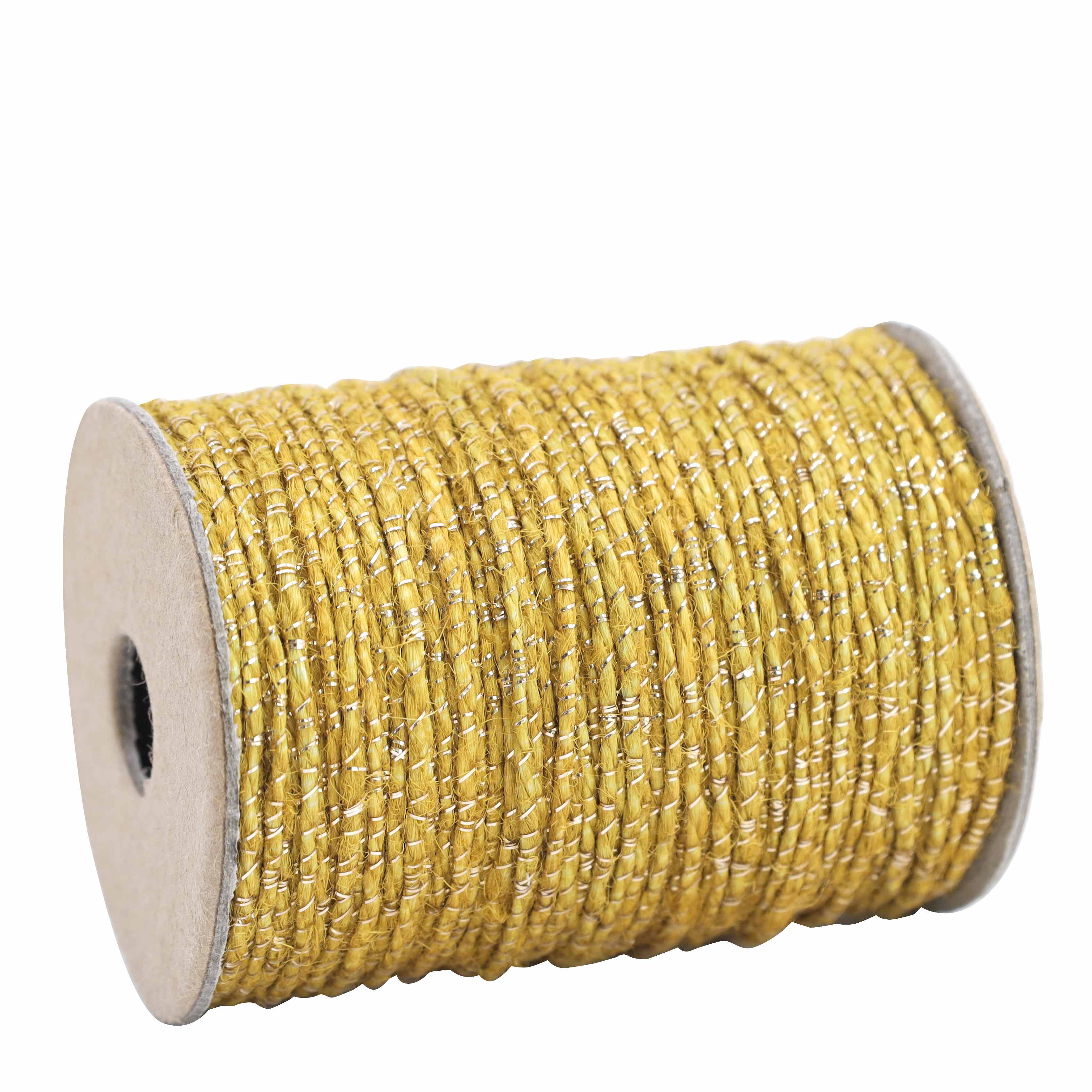 Eine 20-Meter-Spule Geschenkband Gelb der Artoz Papier AG mit goldglänzender Jute-Polyester-Geflechtkordel, die sauber auf eine Pappspule mit hohlem Kern gewickelt ist, wird vor einem weißen Hintergrund gezeigt.