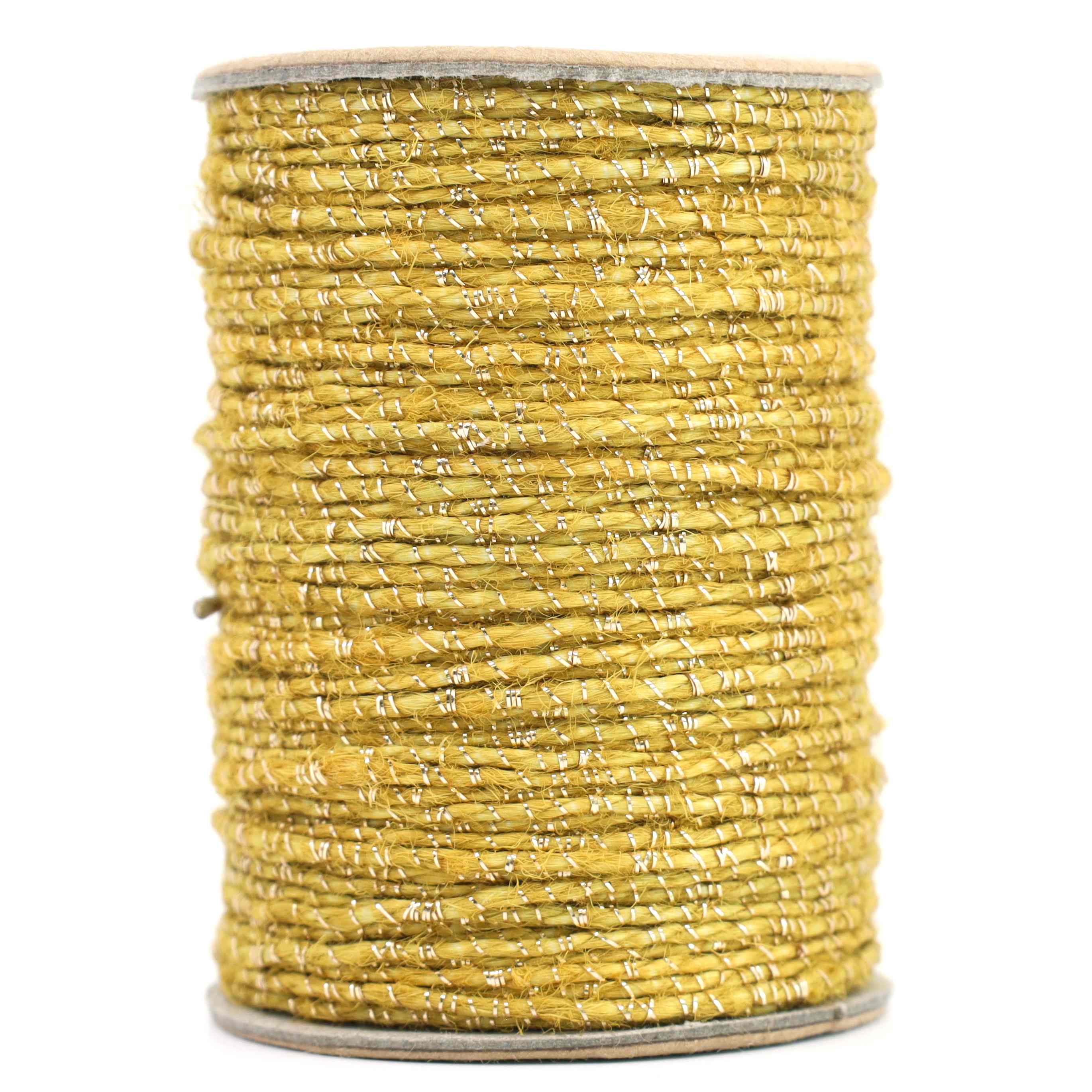 Geschenkband Gelb von Artoz Papier AG ist eine goldene Flechtborte mit Metallfäden, die sauber auf eine Rolle gewickelt ist. Es eignet sich perfekt zum Basteln oder Dekorieren und passt hervorragend zu Jutestoffen oder einem Jute-Polyester-Gemisch.